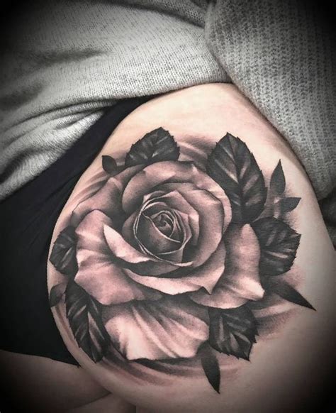 tattoo de flor na bunda|Tatuagem de Flor: Significados, Designs e。